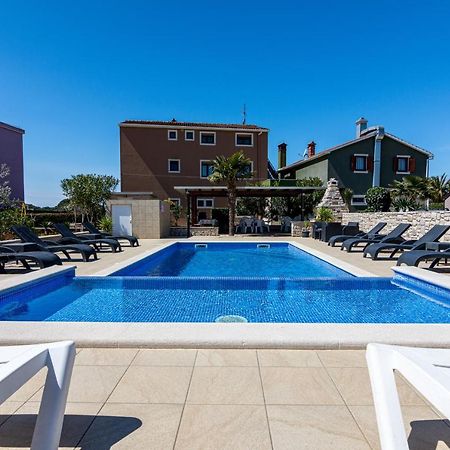 Family Friendly Apartments With A Swimming Pool Valbandon, Fazana - 2201 Štinjan Dış mekan fotoğraf