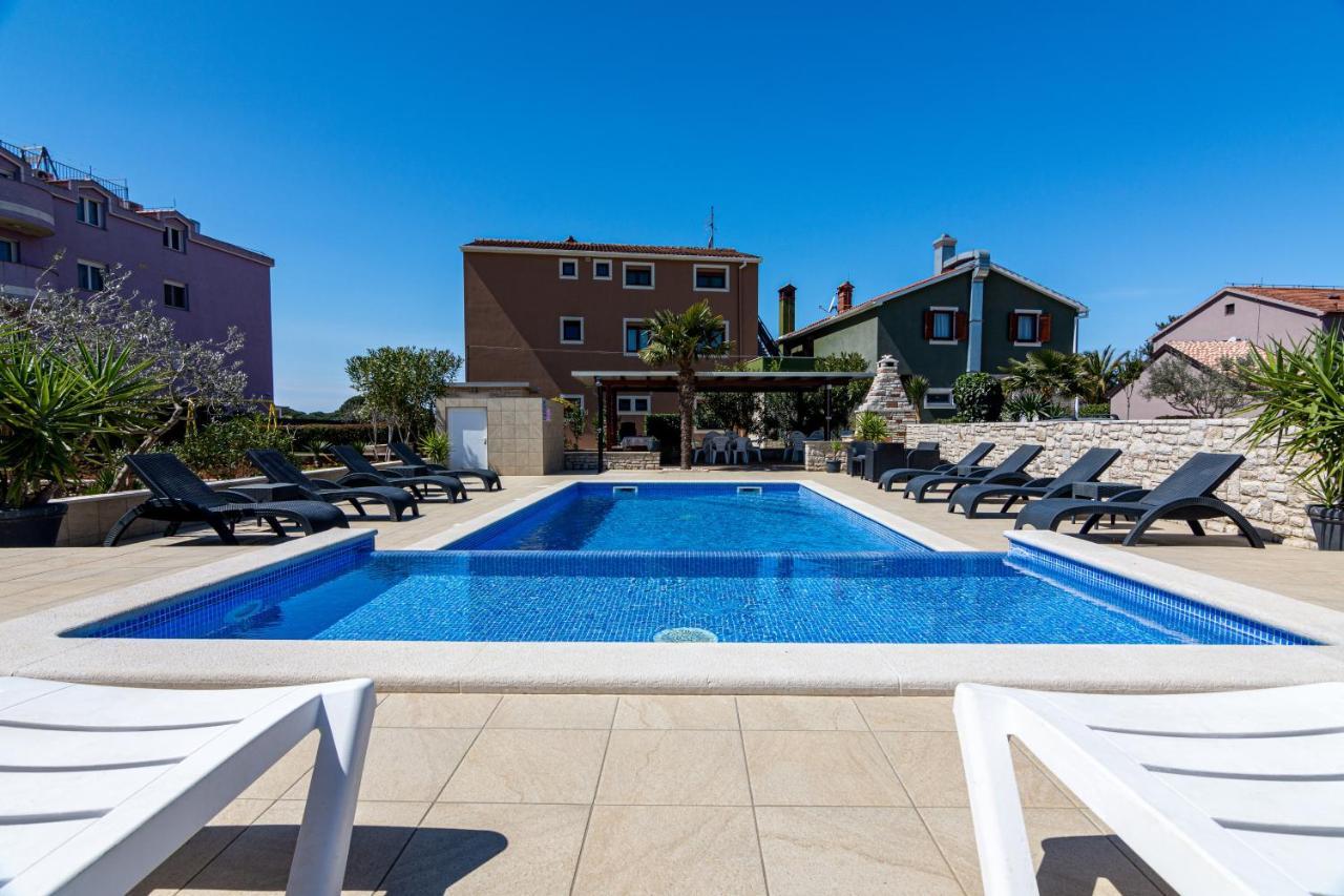 Family Friendly Apartments With A Swimming Pool Valbandon, Fazana - 2201 Štinjan Dış mekan fotoğraf